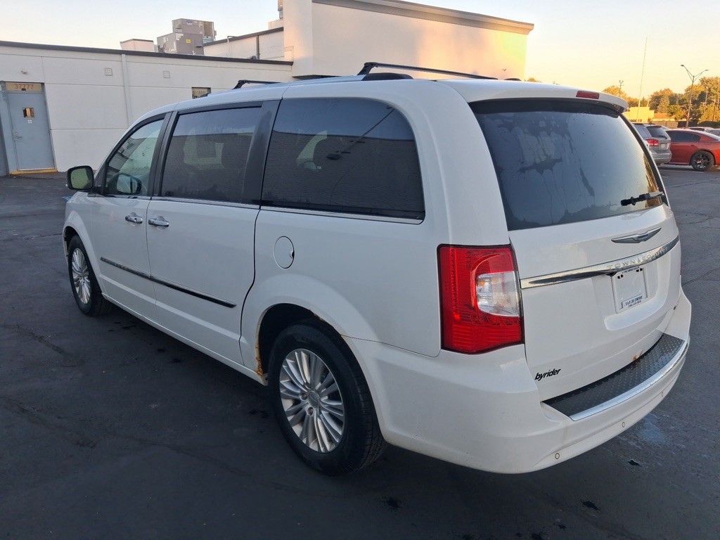 2013 Chrysler Town & Country Image 3
