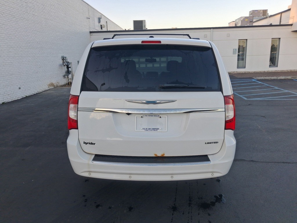 2013 Chrysler Town & Country Image 4