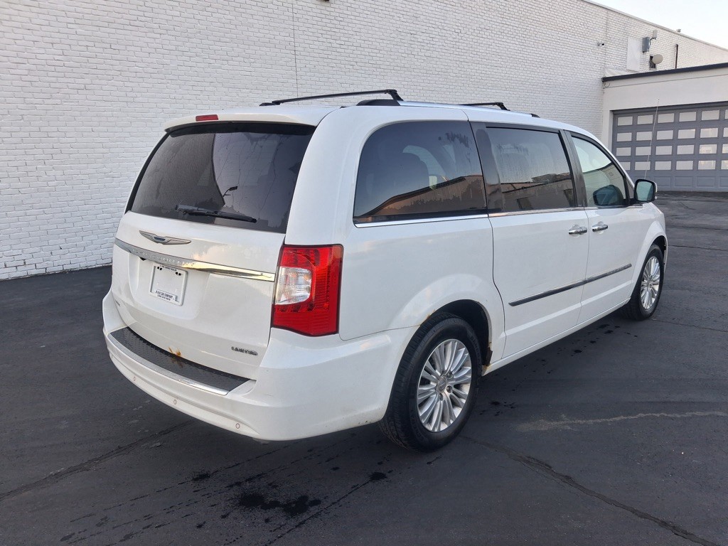 2013 Chrysler Town & Country Image 5