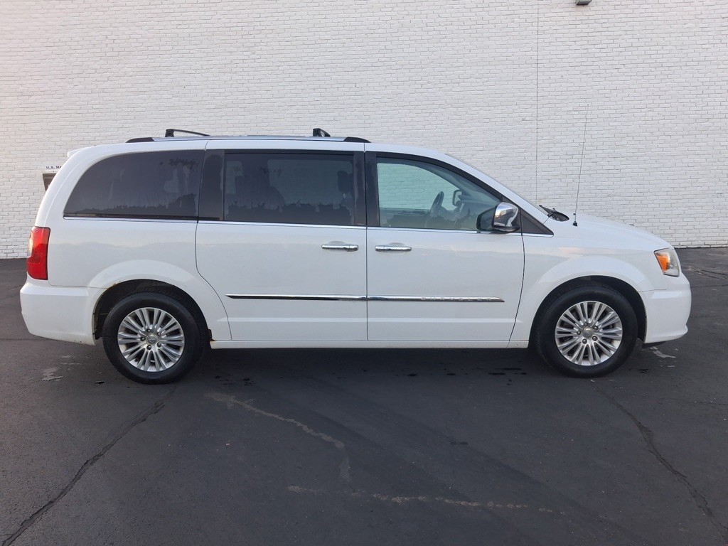 2013 Chrysler Town & Country Image 6