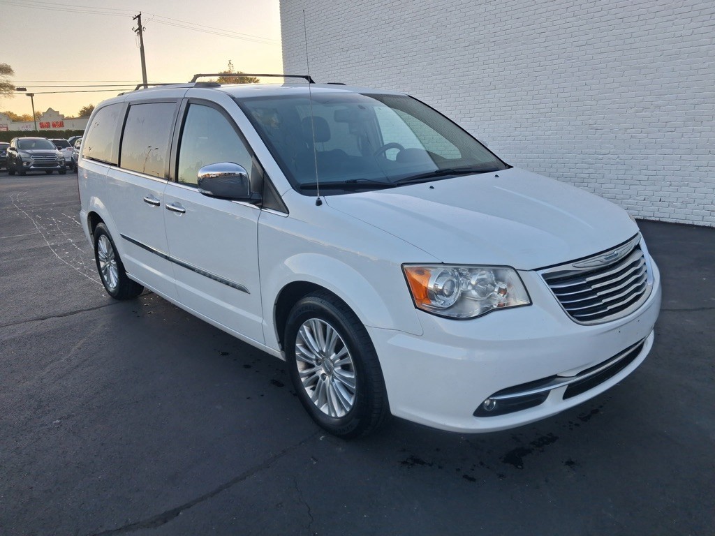 2013 Chrysler Town & Country Image 7