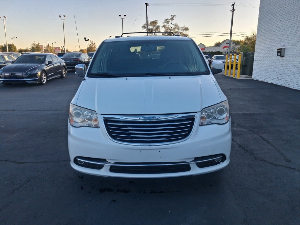 2013 Chrysler Town & Country Image 8