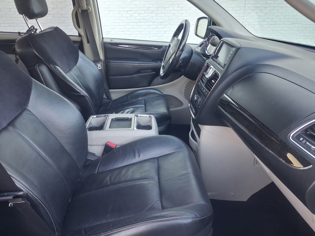 2013 Chrysler Town & Country Image 9