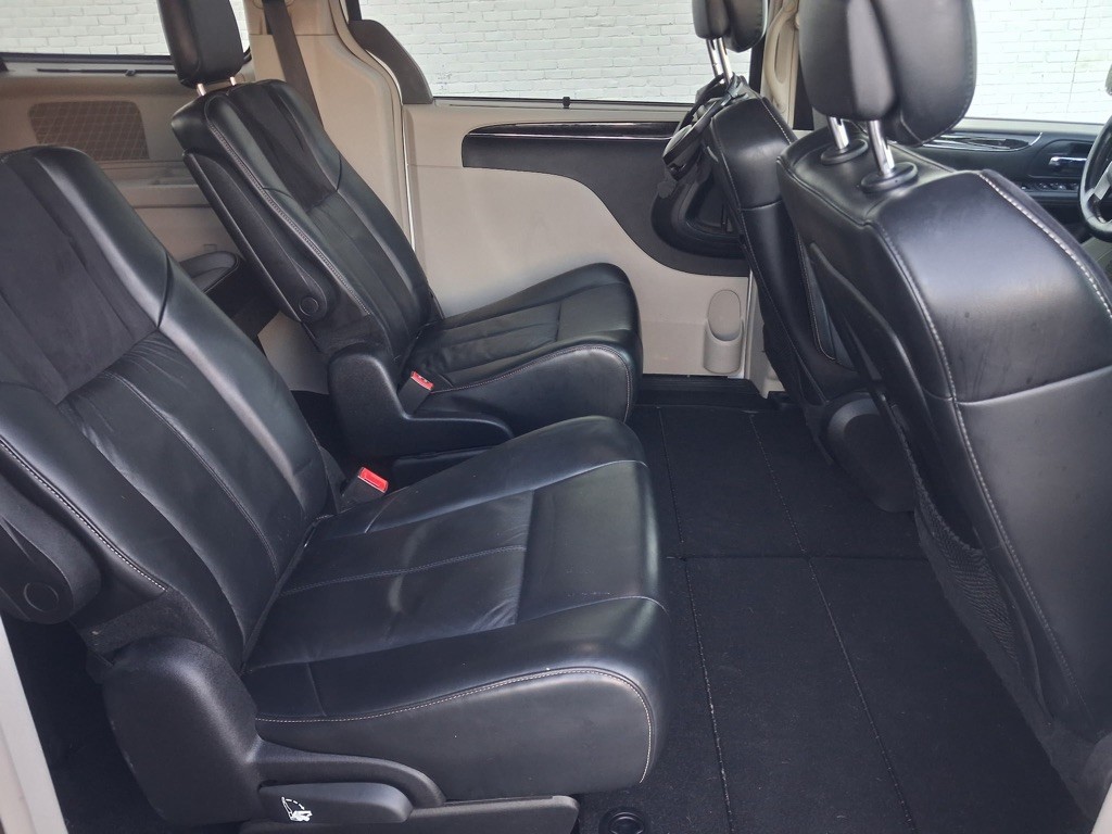 2013 Chrysler Town & Country Image 10