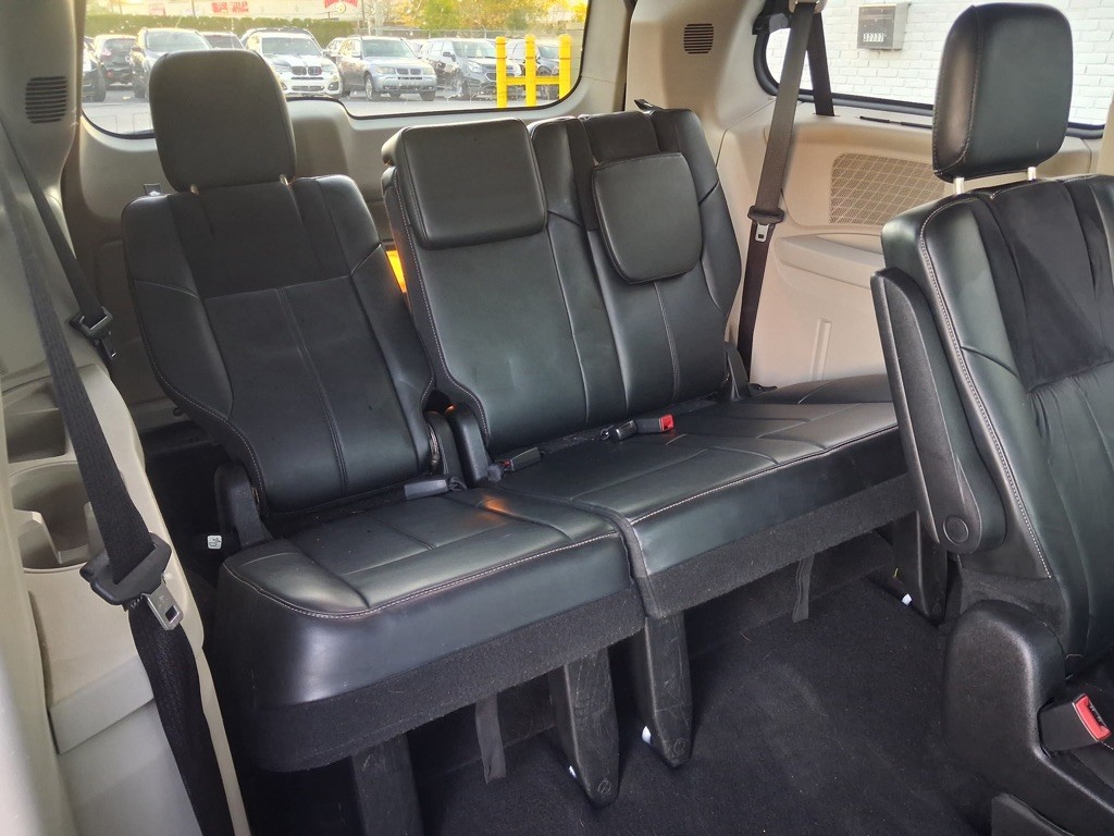 2013 Chrysler Town & Country Image 11