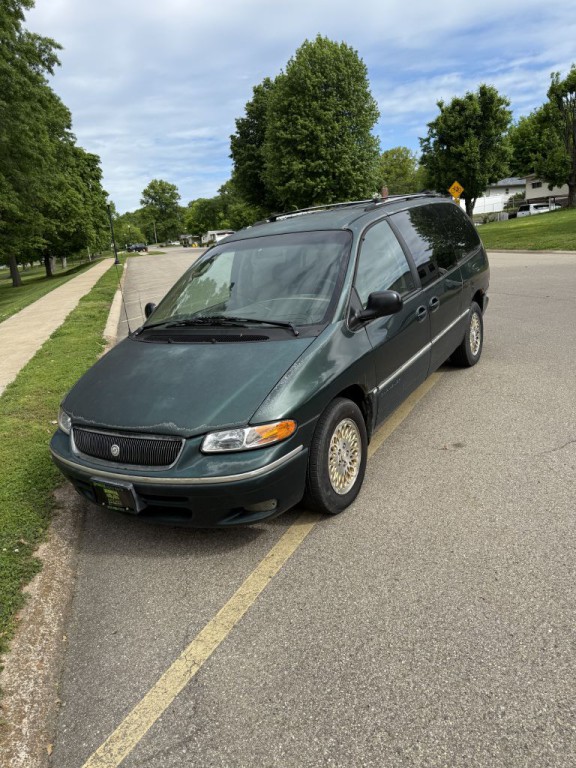 1996 Chrysler Town & Country Image 1