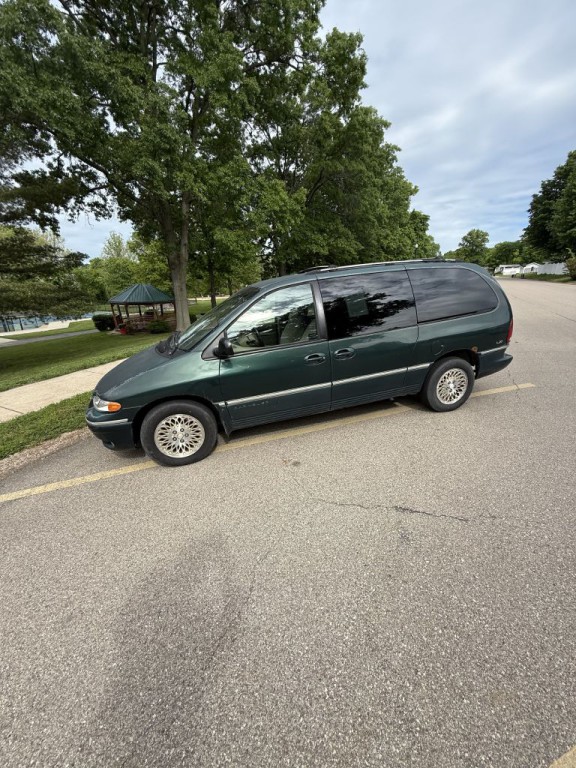 1996 Chrysler Town & Country Image 2