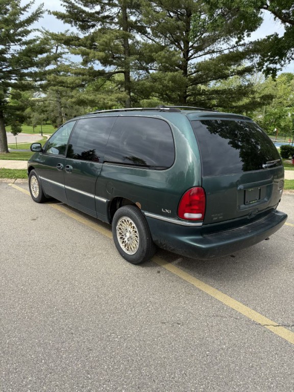 1996 Chrysler Town & Country Image 3