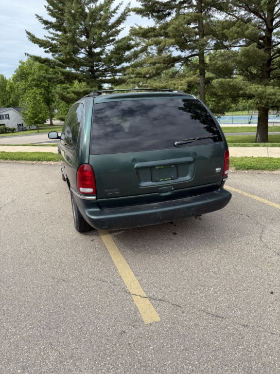 1996 Chrysler Town & Country Image 4