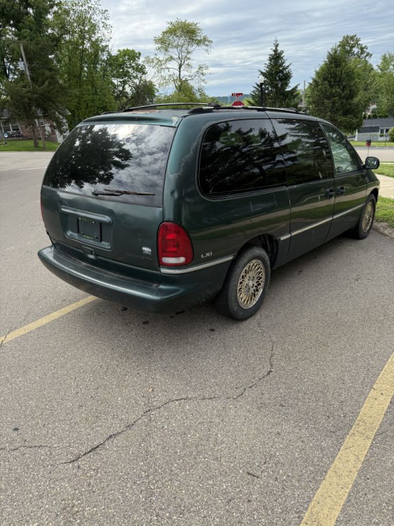 1996 Chrysler Town & Country Image 5