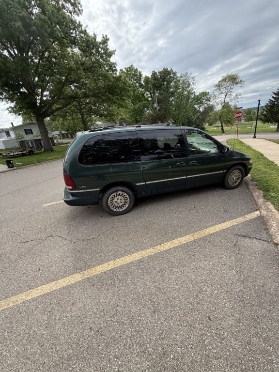 1996 Chrysler Town & Country Image 6