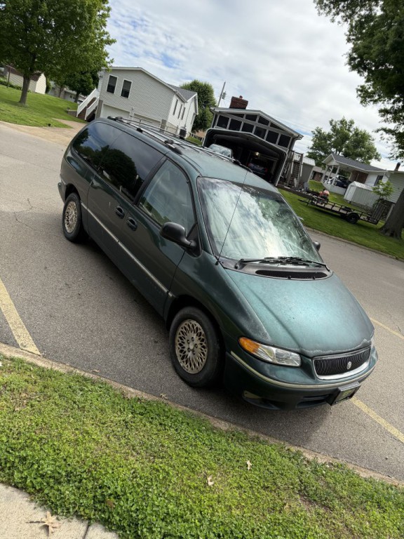1996 Chrysler Town & Country Image 7