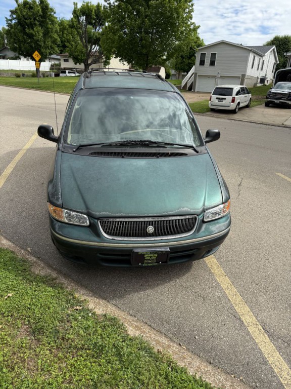 1996 Chrysler Town & Country Image 8