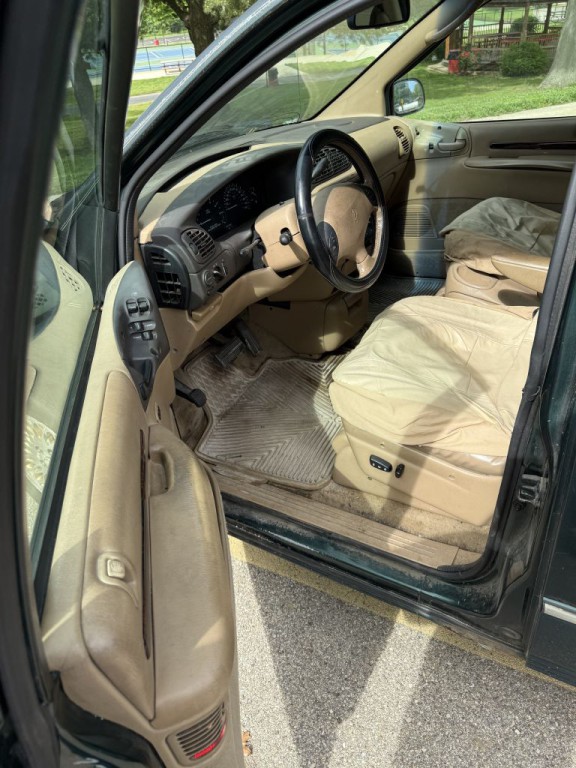1996 Chrysler Town & Country Image 9