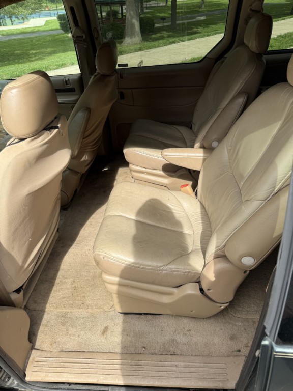 1996 Chrysler Town & Country Image 10