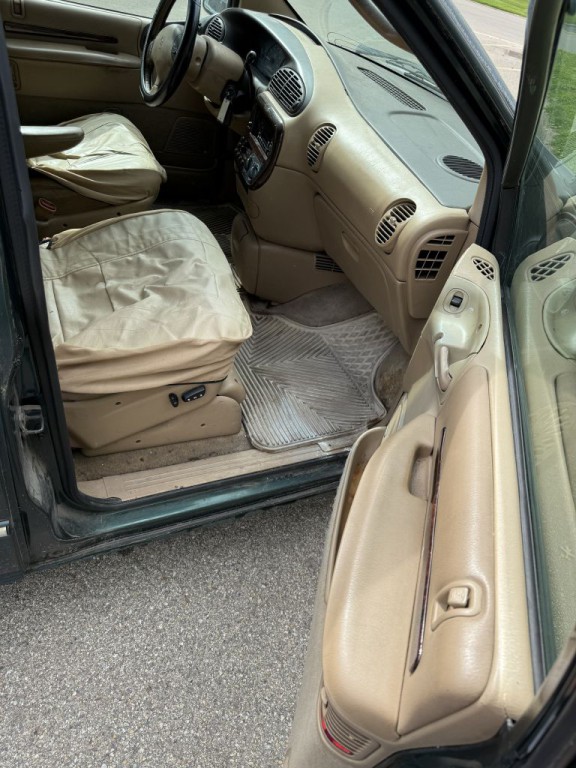 1996 Chrysler Town & Country Image 14