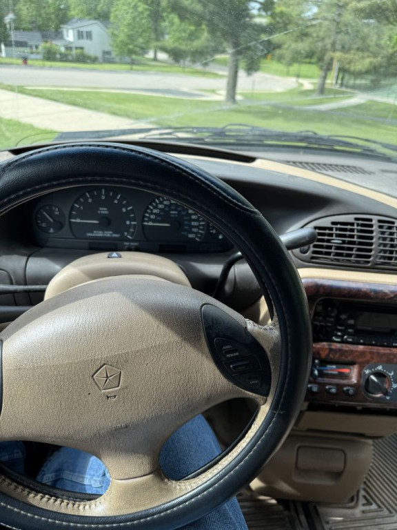 1996 Chrysler Town & Country Image 15