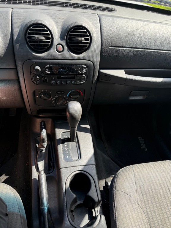 2004 Jeep Liberty Image 13