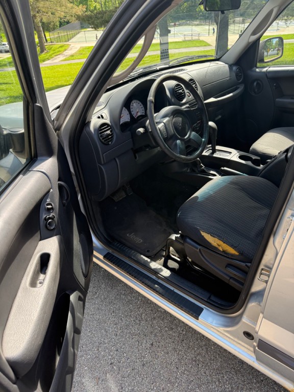2004 Jeep Liberty Image 22