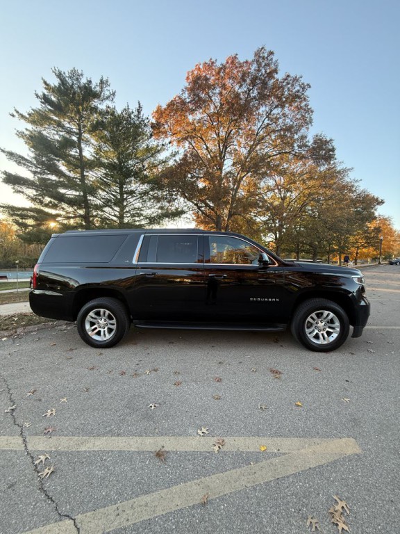 2018 Chevrolet Suburban Image 2
