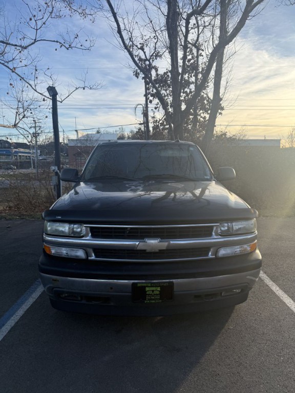 2005 Chevrolet Suburban Image 2