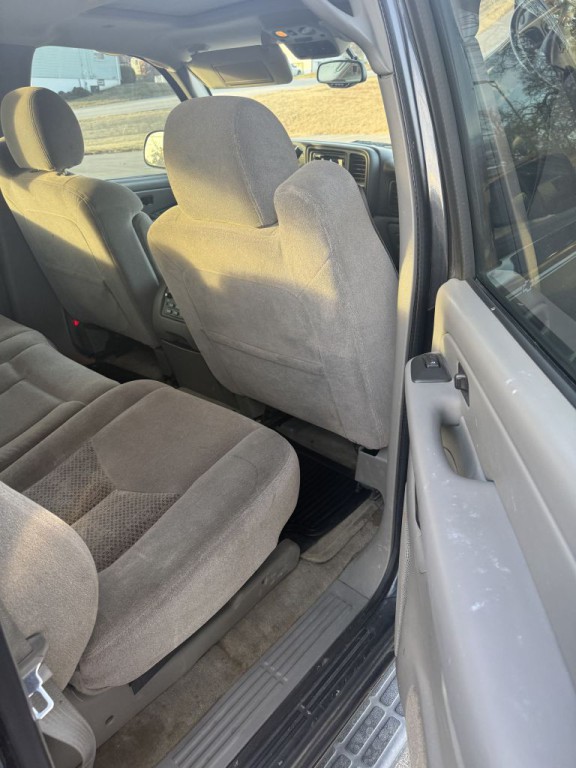 2005 Chevrolet Suburban Image 12