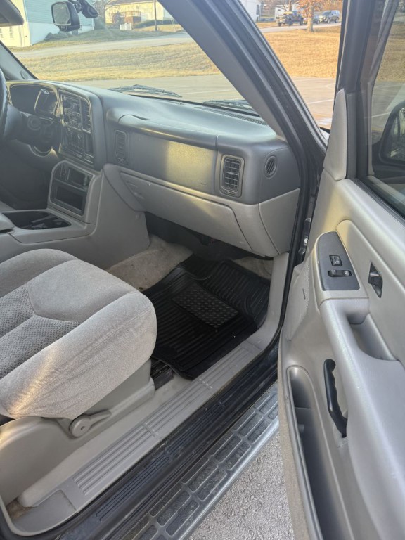 2005 Chevrolet Suburban Image 14