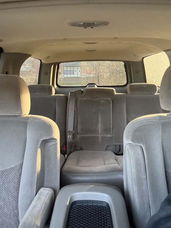 2005 Chevrolet Suburban Image 16