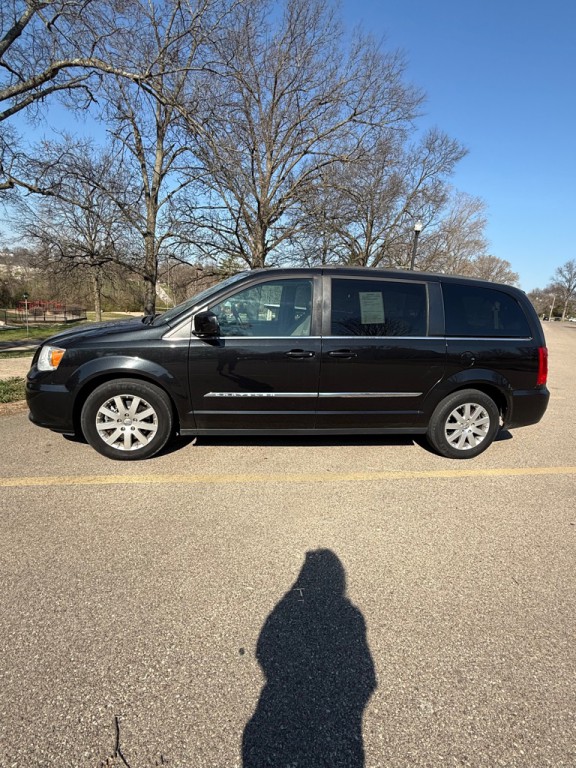 2016 Chrysler Town & Country Image 2