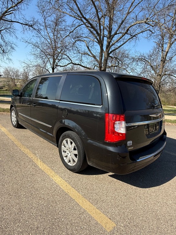 2016 Chrysler Town & Country Image 3