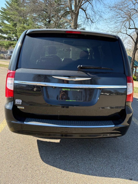 2016 Chrysler Town & Country Image 4