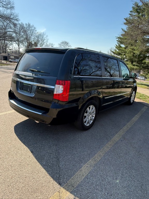 2016 Chrysler Town & Country Image 5