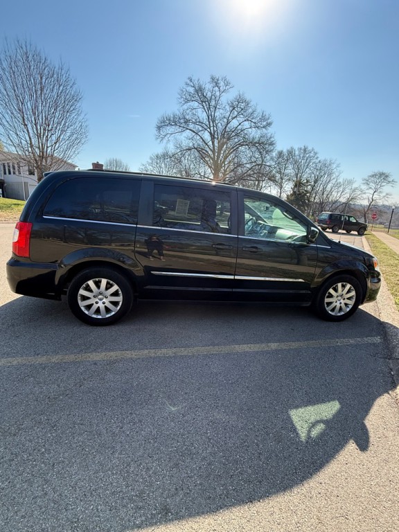 2016 Chrysler Town & Country Image 6