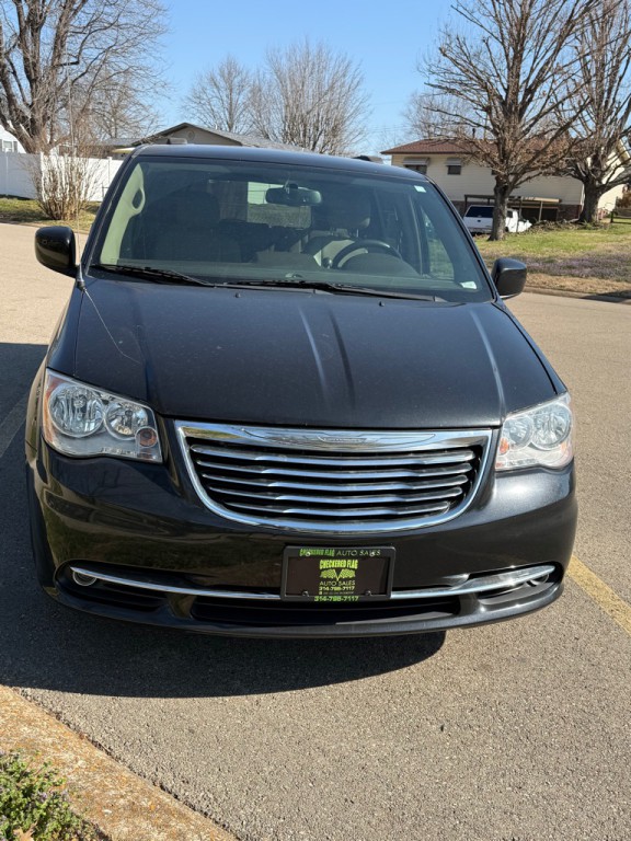 2016 Chrysler Town & Country Image 8