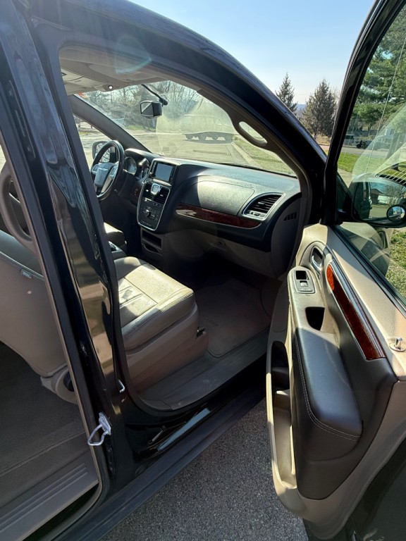 2016 Chrysler Town & Country Image 9