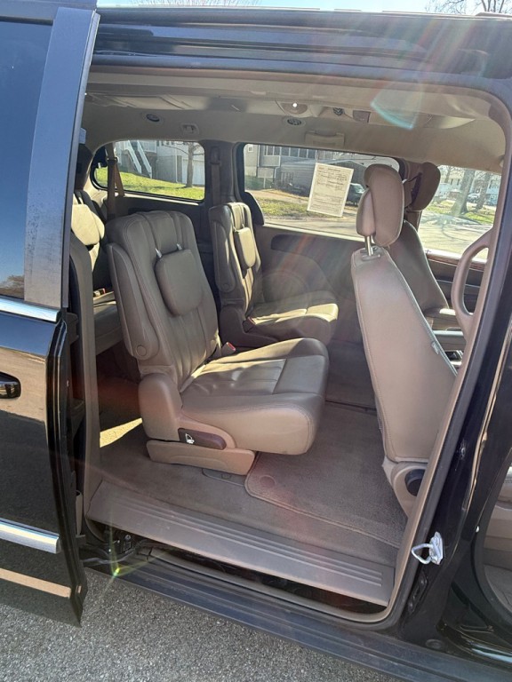 2016 Chrysler Town & Country Image 10