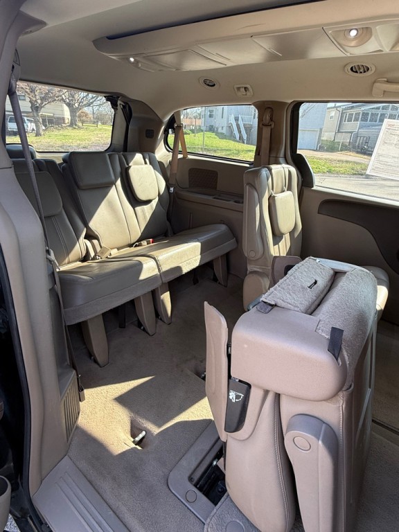 2016 Chrysler Town & Country Image 11