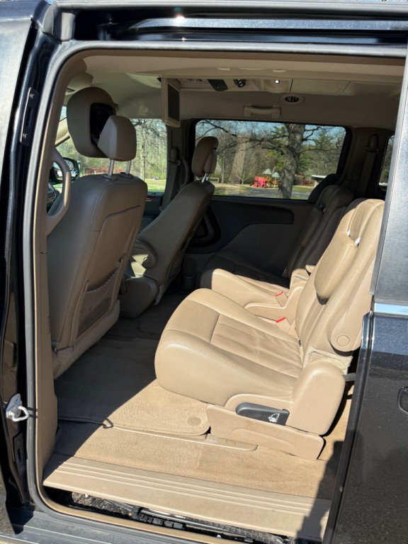 2016 Chrysler Town & Country Image 13