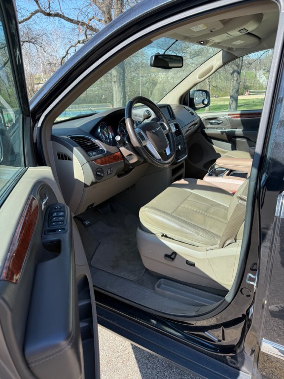 2016 Chrysler Town & Country Image 15