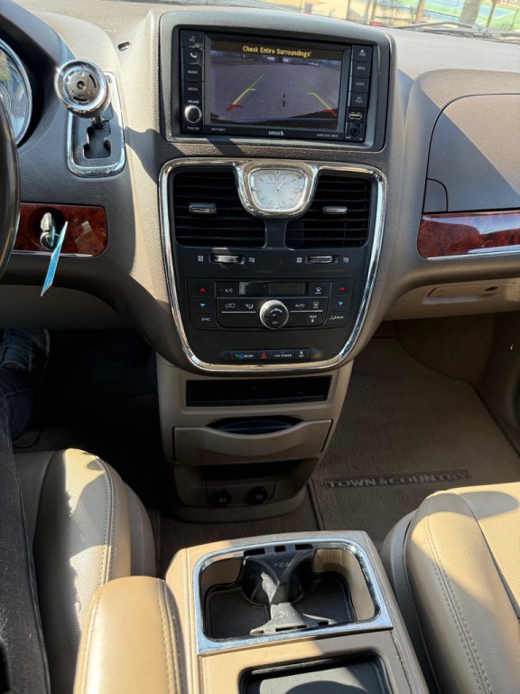 2016 Chrysler Town & Country Image 16