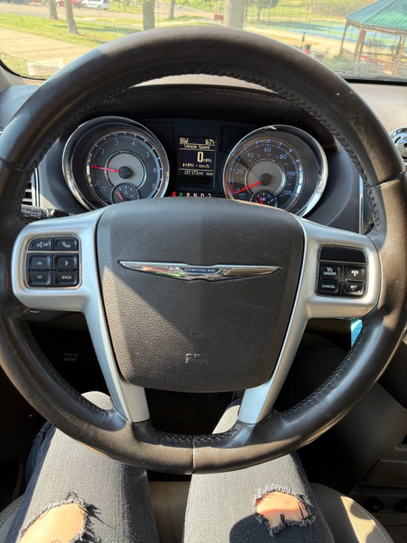 2016 Chrysler Town & Country Image 17