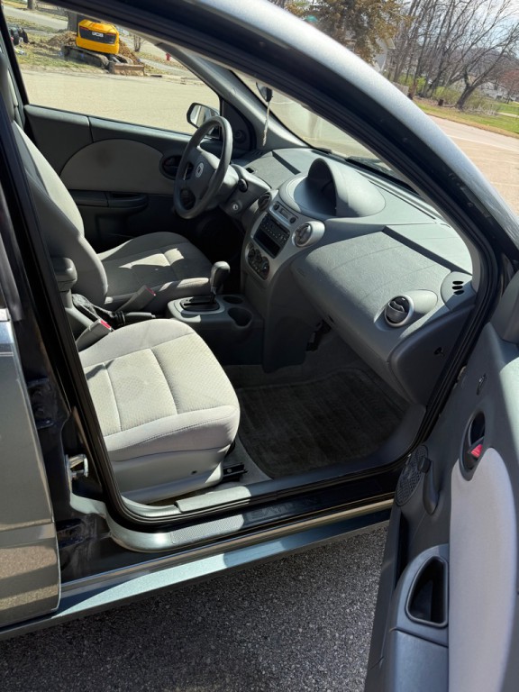 2005 Saturn ION Image 9