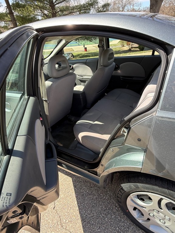 2005 Saturn ION Image 12