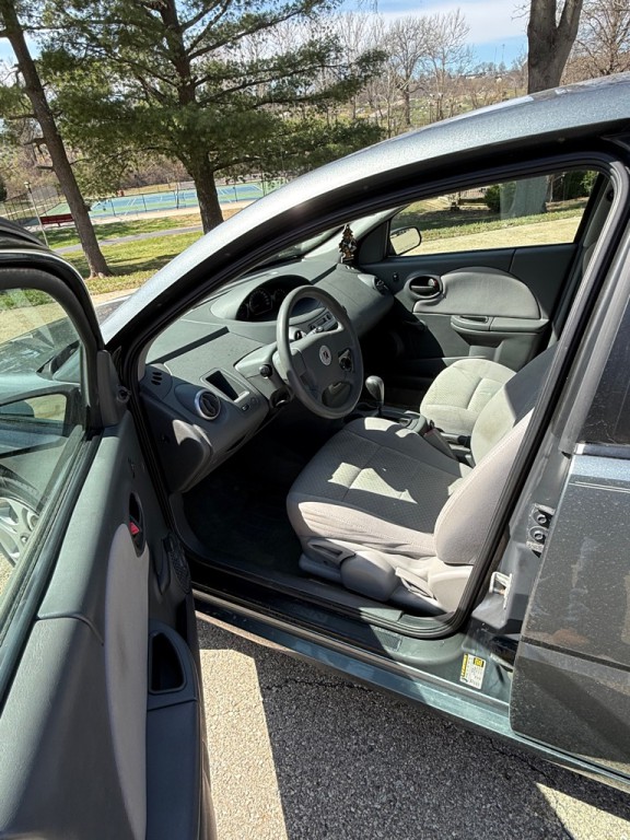 2005 Saturn ION Image 13