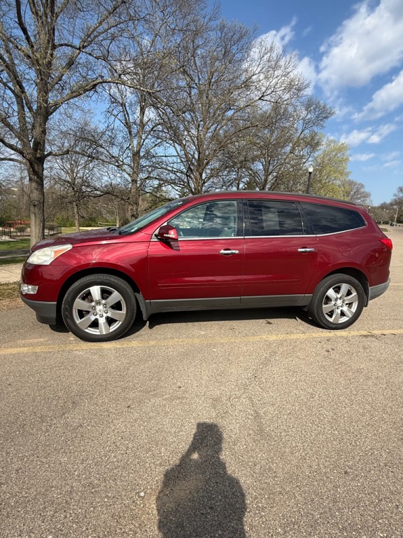 2011 Chevrolet Traverse Image 2