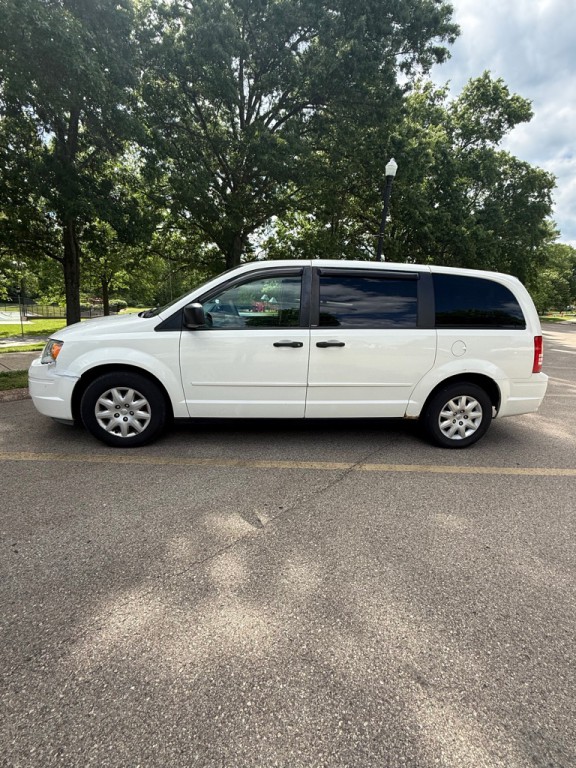 2008 Chrysler Town & Country Image 2