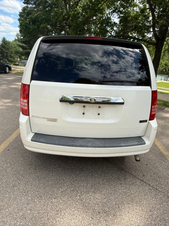 2008 Chrysler Town & Country Image 4