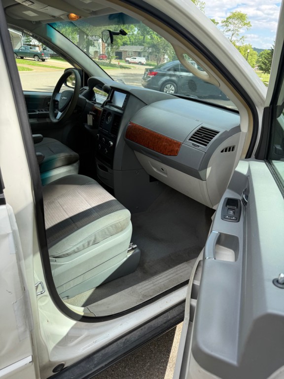 2008 Chrysler Town & Country Image 9