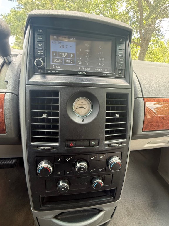 2008 Chrysler Town & Country Image 16
