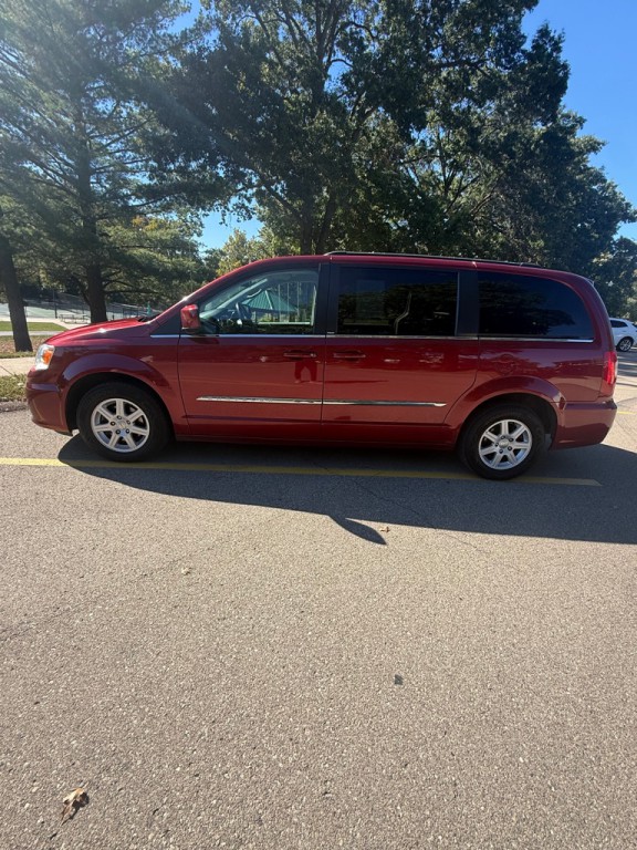 2011 Chrysler Town & Country Image 2